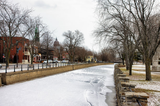 12月寒冷的一天，拉钦公园沿着运河散步图片下载