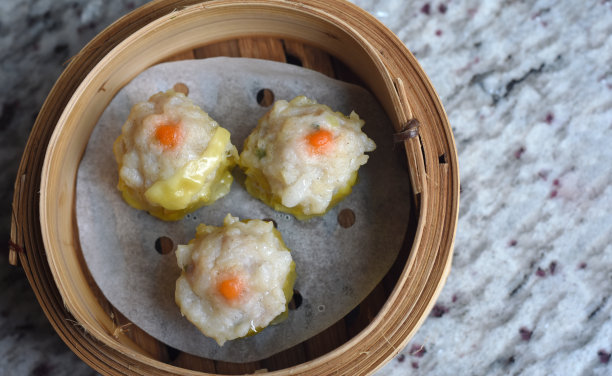 俯视图中国蒸猪肉饺子或点心在竹蒸笼。图片下载