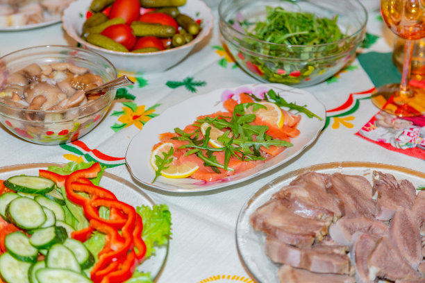 圣诞餐桌上摆满了零食和点心图片下载