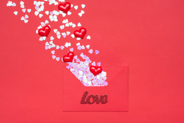 情人节快乐概念。平面摆放近距离观看照片打开信封和爆炸飞飞碎花心形孤立红色鲜艳的颜色背景图片下载