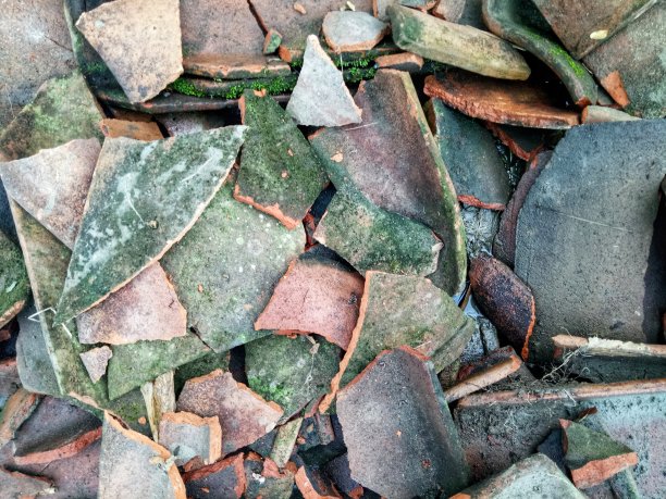 一堆长满青苔的破损瓷砖图片下载
