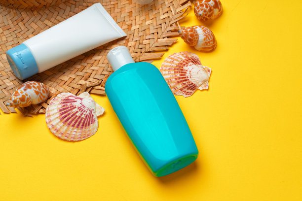 沙滩帽和防晒瓶。假期的概念图片下载