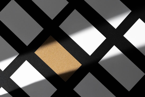 黑色背景的空白名片。有阴影的创意照片图片下载