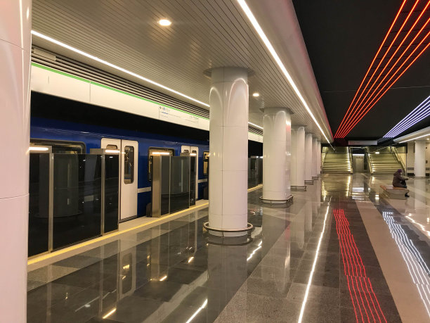 地铁加强了安保。新地铁站。双重安全，上车前自动门。车站安装了白色立柱图片下载