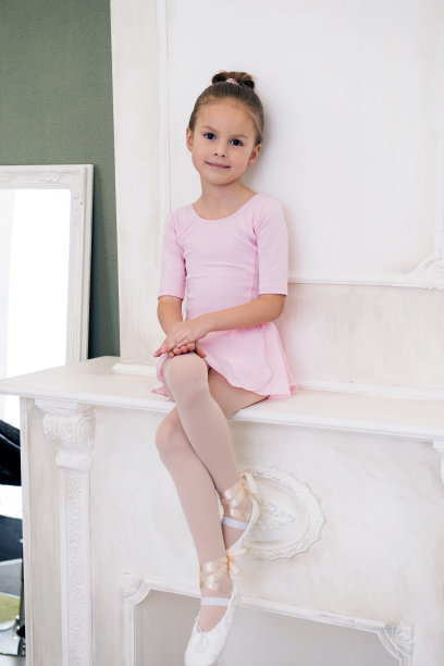 小芭蕾舞演员在芭蕾舞学校的室内摆姿势图片下载