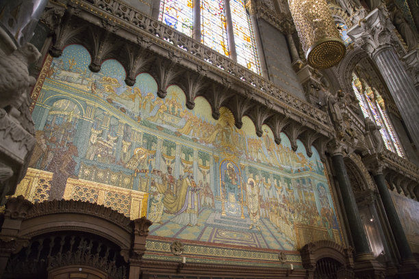 法国里昂，2018年10月:巴黎圣母院大教堂内部绘画和细节图片下载
