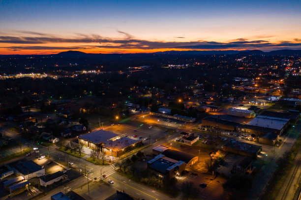 日落时分的市中心山核桃树图片下载