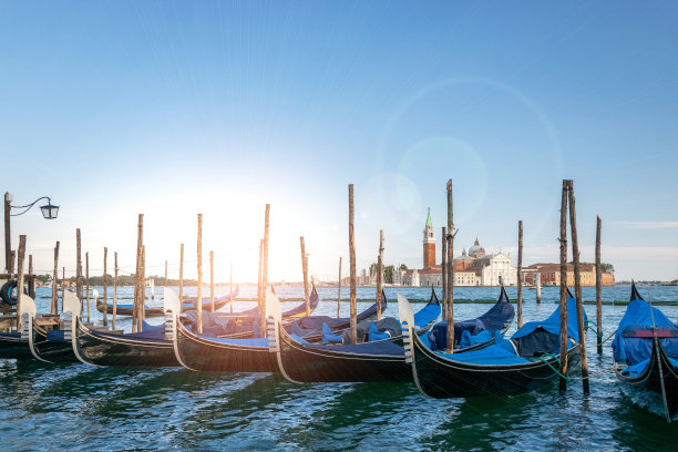 大运河和贡多拉船在旅游欧洲威尼斯城，意大利。古老的意大利建筑，标志性的桥，浪漫的船。威尼斯。图片下载