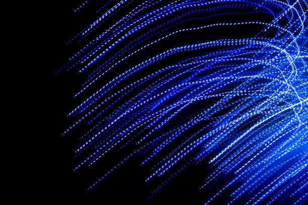 黑色背景上的蓝色虚线灯图片下载