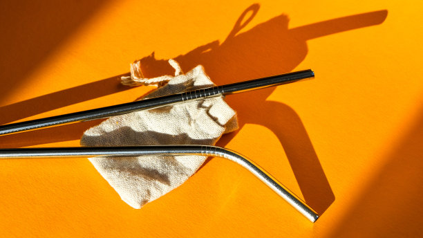 可重复使用的金属吸管黄色背景-不锈钢，环保饮用吸管集。“零浪费”。塑料免费图片下载