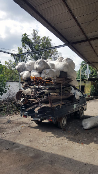 一个超载的车辆图片下载