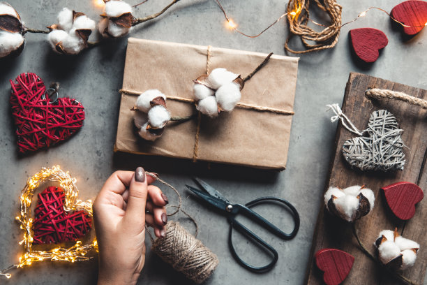 准备情人节礼物的女人图片下载