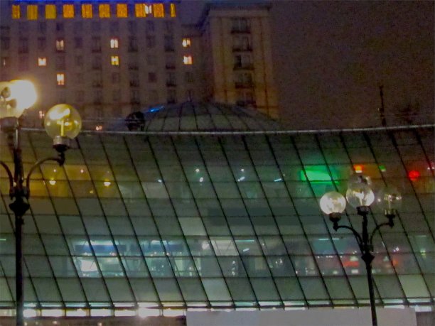 雾夜老城中心广场用路灯照亮玻璃建筑图片下载