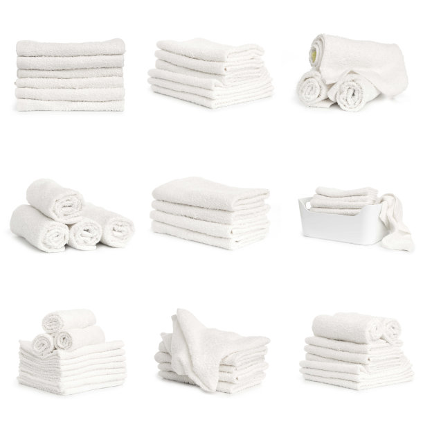 一套白色的沙滩毛巾孤立在白色的背景图片下载