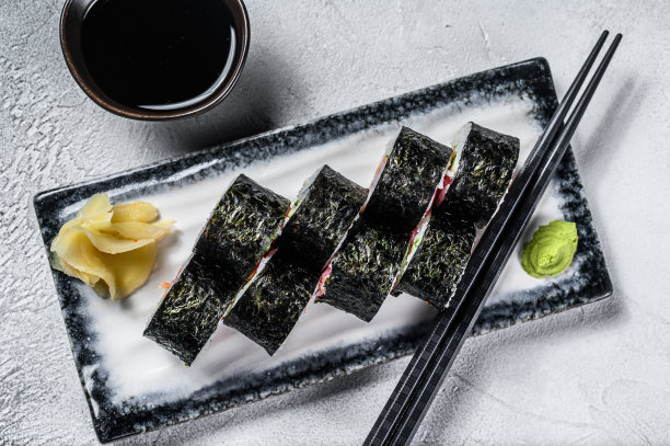 三文鱼和金枪鱼寿司卷。灰色的背景。俯视图图片下载