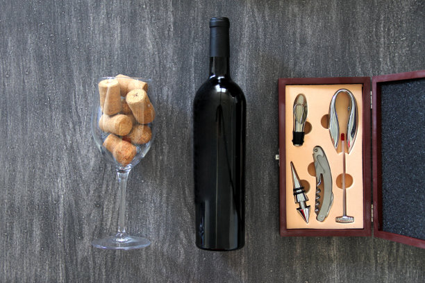 品酒箱与打开瓶塞的器皿，红葡萄酒的黑瓶，水晶玻璃和软木塞图片下载