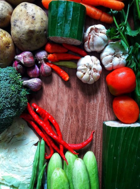 各种蔬菜如黄瓜，辣椒在木背景上图片下载