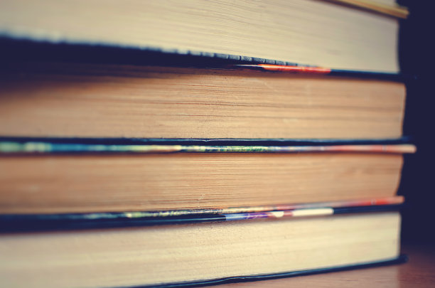 一堆书，特写，选择性聚焦。Instagram风格塑身。图片下载