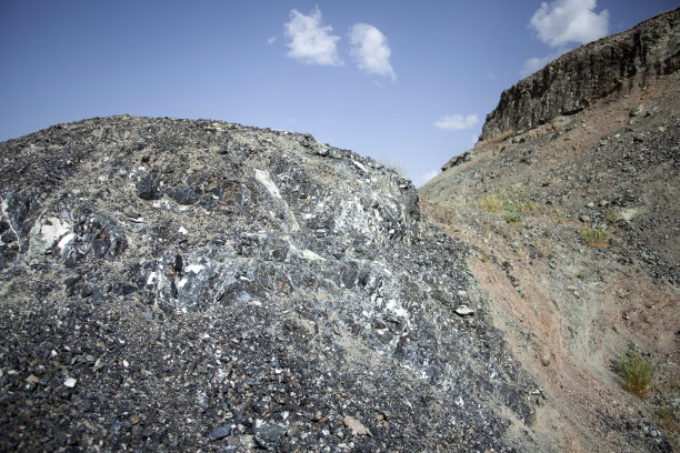 岩石山自然背景，蓝天图片下载