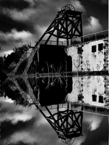 在Córdoba的一个老工厂的木结构，黑白相间图片下载