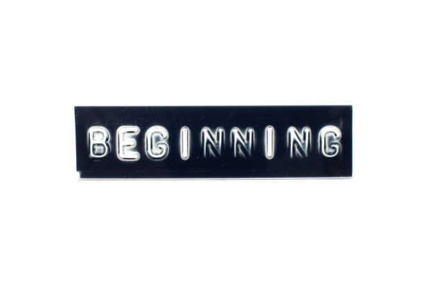 浮雕字母在单词开始在黑色横幅与白色背景图片下载