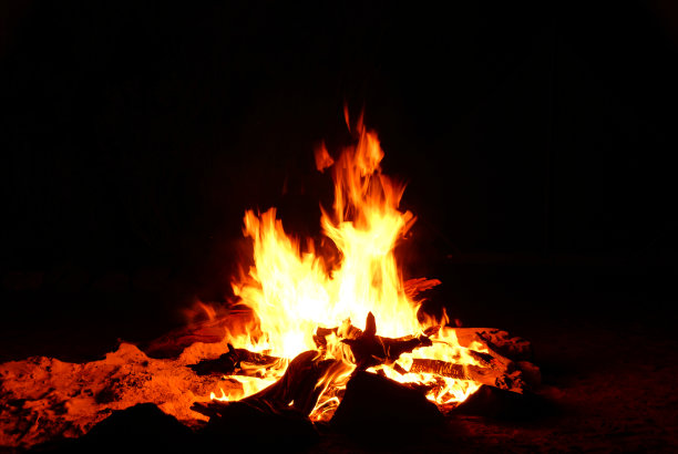 明亮的营火火焰和余烬图片下载