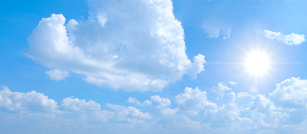 美丽的蓝天，白云和太阳图片下载