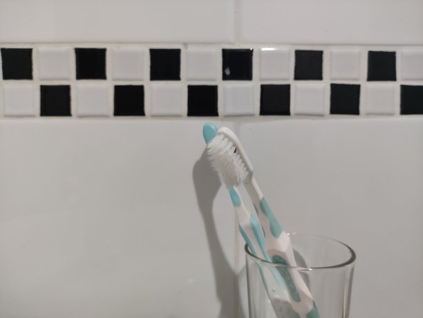 用过的牙刷的近照图片下载