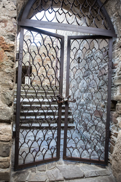 古堡里的金属栅格门图片下载