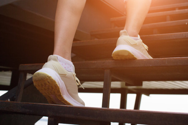 女性走上楼梯的特写镜头。步走图片下载