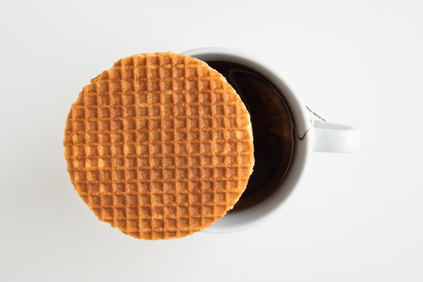 传统的当地招牌，正宗的荷兰，甜，新鲜，自制美味美味的stack棕色金黄华夫饼焦糖蜂蜜糖浆甜点在咖啡馆与咖啡茶叫Stroopwafel图片下载