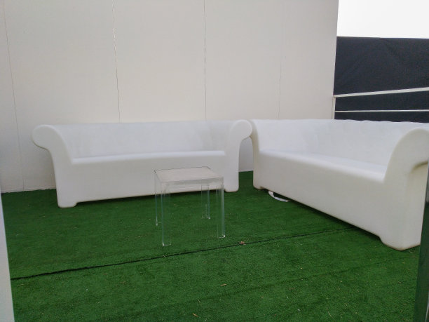 户外沙发上的人造草图片下载