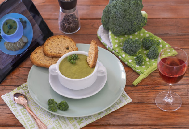 花椰菜。绿色奶油花椰菜汤配面包丁是健康的饮食，不含卡路里，但含有维生素。健康营养的概念。木制背景图片下载