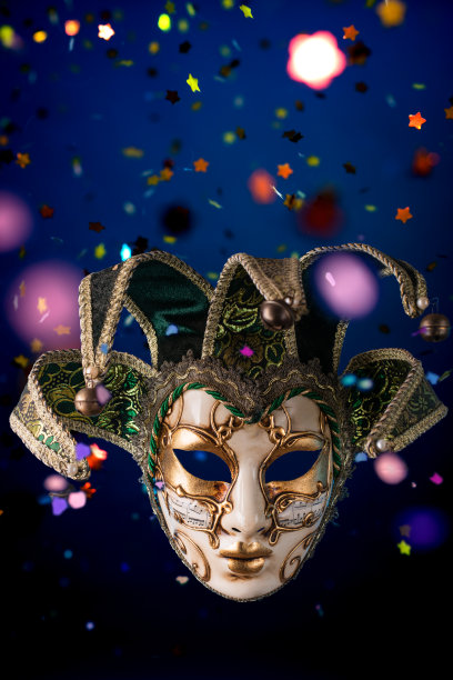 威尼斯狂欢节的面具之间飞舞的五彩纸屑垂直图片下载