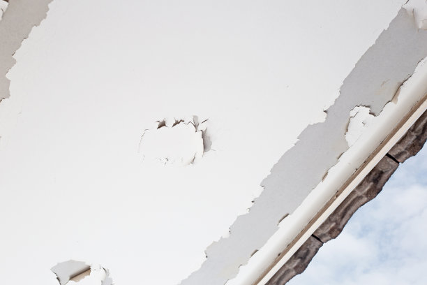 天花板上白色油漆剥落。屋顶下图片下载