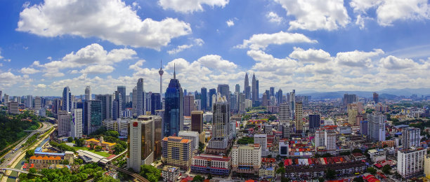 吉隆坡城市天际线的全景与戏剧性的云形成和蓝天图片下载