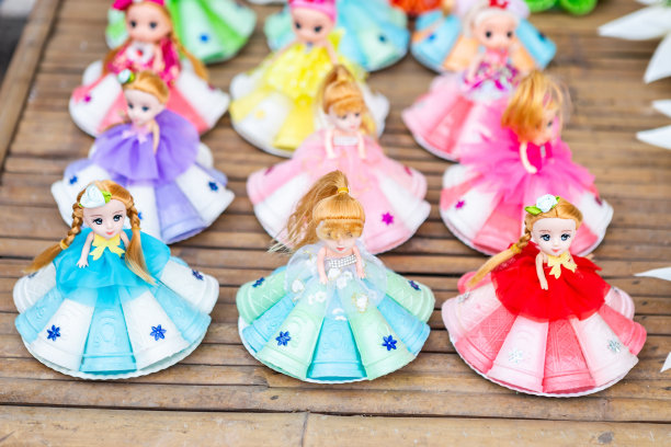 由塑料娃娃制成的泰国风格的腊通节或泰国新年和河神崇拜仪式，12月的满月是泰国著名的节日。图片下载