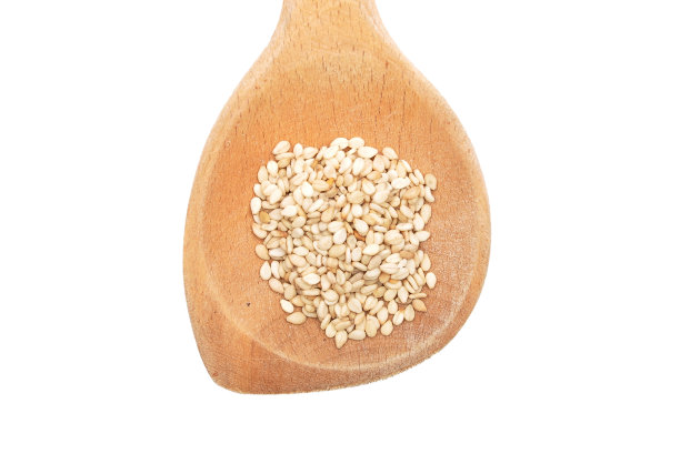 木勺上的芝麻，白色背景图片下载