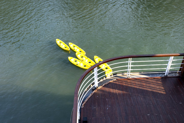 这只皮划艇为兰哈湾五星级遗产邮轮的游客服务图片下载