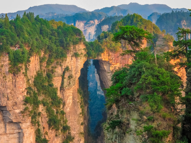 阿凡达山位于中国张家界国家公园的崇山峻岭中，天然石桥图片下载
