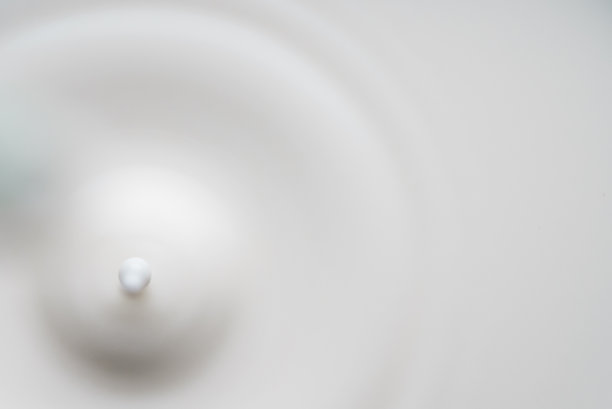 牛奶或奶油从上面掉下来。图片下载