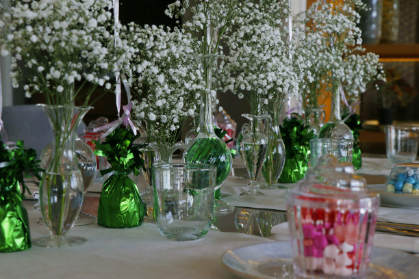 带花束和餐具的生日餐桌图片下载