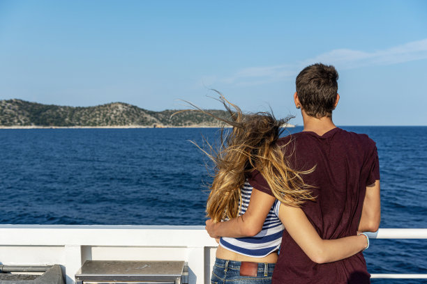 年轻的恋人图片下载