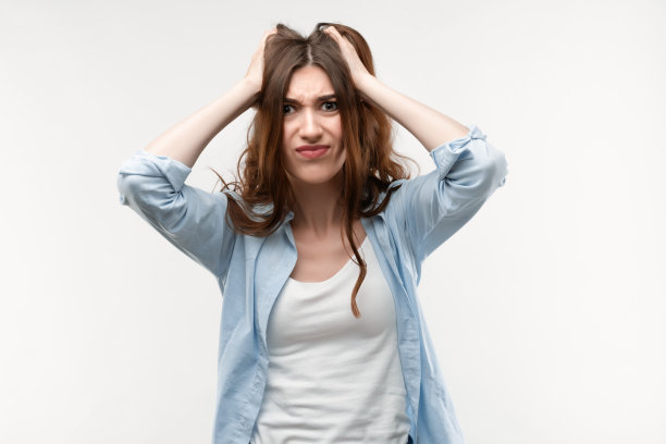 哦,不。照片美丽的黑发女性长直发，惊讶的手在头上，穿着休闲衣服。问题，惊讶，恐惧，恐惧的概念图片下载