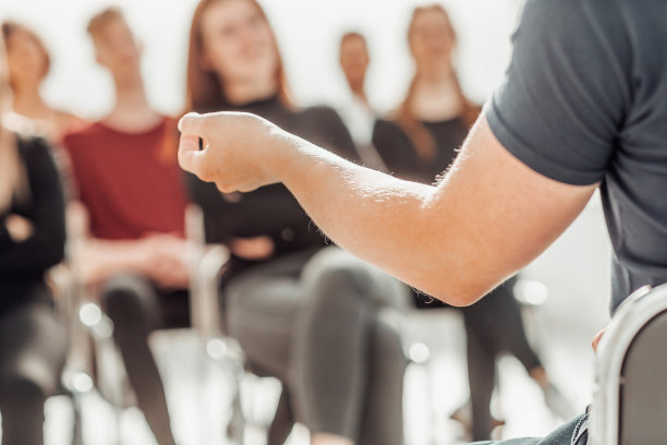 在会议室里，演讲者站在听众面前图片下载