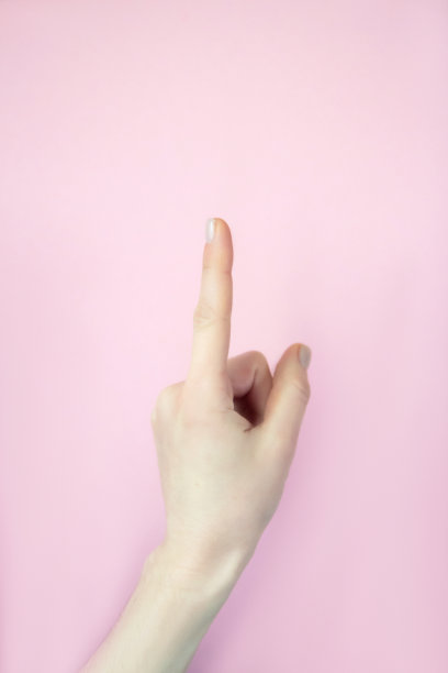 女性手孤立在粉红色背景上图片下载