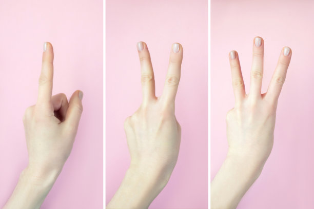 女性手孤立在粉红色背景上图片下载