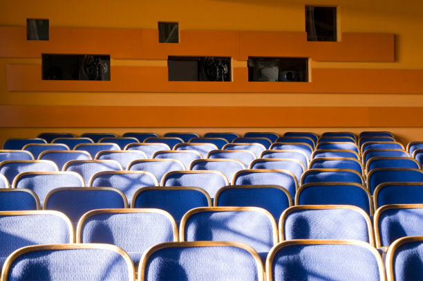 白天空荡荡的电影院大厅图片下载