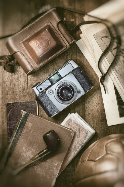 静物平铺复古相机足球管书和报纸图片下载
