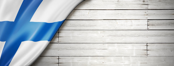 芬兰国旗在旧的白色墙壁横幅图片下载
